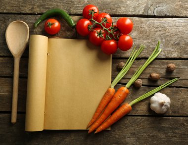 tarif kitabı, sebze ve baharat ahşap arka plan üzerine açık
