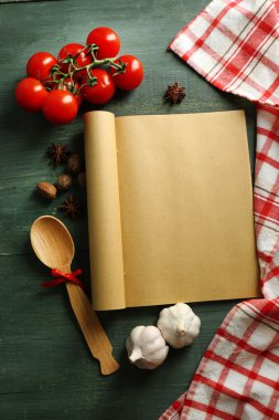 tarif kitabı, sebze ve baharat ahşap arka plan üzerine açık