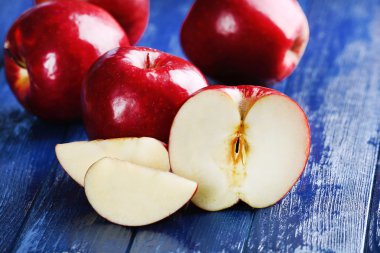 Masada olgun kırmızı elmalar var. Yakın plan.