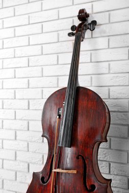 Çello tuğla duvar arka plan üzerinde