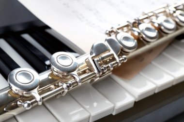 Flüt ve piyano müzik levha ile yakından
