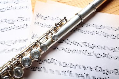 Müzik Not arka planı üzerinde gümüş flüt