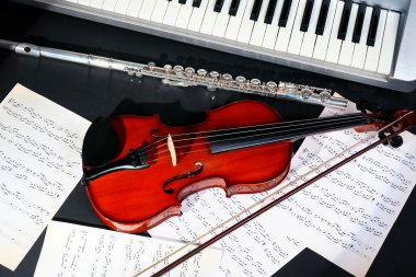 Koyu arka plan üzerine müzik notlar ile müzik aletleri