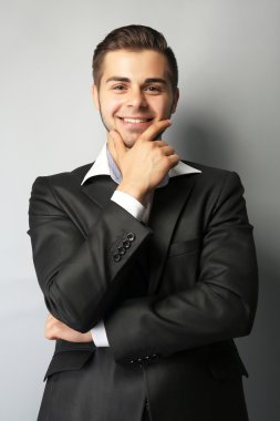 gri zemin üzerine yakışıklı işadamı