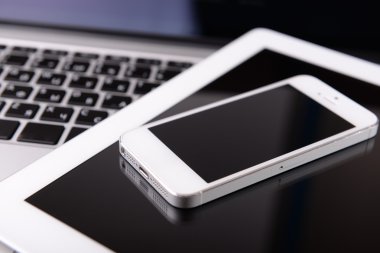 Tablet ve klavye, closeup üstünde hareket eden telefon