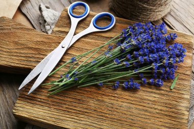 İp ve ahşap kesme tahtası, closeup için makaslar ile taze lavanta