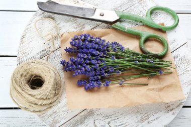 İp ve parşömen üzerine ahşap masa, closeup için makaslar ile taze lavanta
