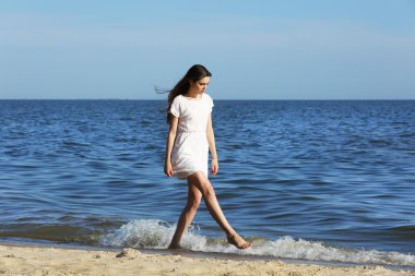 Sahilde güzel bir kadın