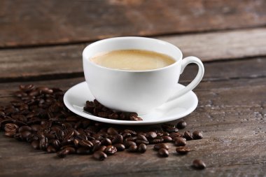 Fincan kahve ve ahşap masa fasulyeli yakın çekim