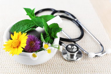 Alternatif Tıp otlar ve ahşap masa arka plan üzerinde stetoskop