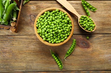 Kase ve tablo kaşık taze yeşil bezelye yakın çekim