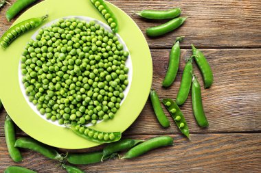 Masada kase taze yeşil bezelye yakın çekim