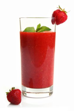 Cam üzerinde beyaz izole çilek ile çilek güler yüzlü