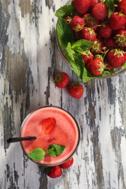 Ahşap masa üzerinde çilek milkshake bardak yakın çekim