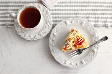 Barış lezzetli tereyağı pasta plaka renk ahşap arka plan üzerinde