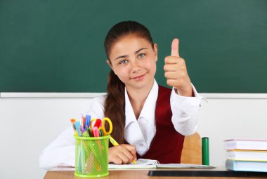 Blackboard yakınındaki sınıfta güzel liseli kızlar