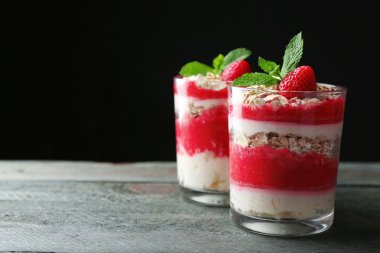 tatlı taze çilek, krem ve granola, koyu arka plan üzerinde ahşap tablo