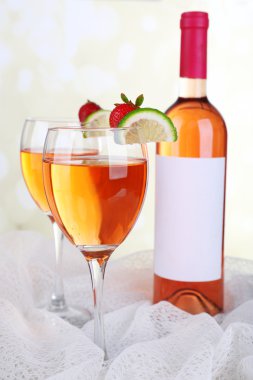 bardak şarap çilek ve açık renkli kireç dilim