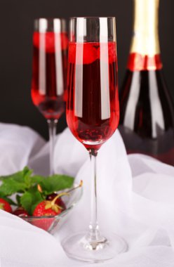 Bardak şampanya siyah arka plan üzerine çilek ile