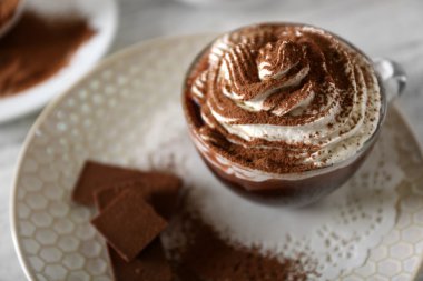 Kremalı bir fincan kahve.