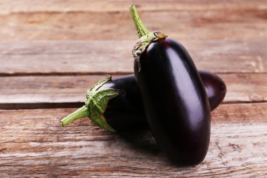 Tahta arka planda taze patlıcan