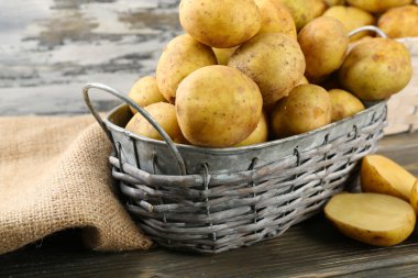 Hasır sepet ahşap masa üzerinde genç patates yakın çekim