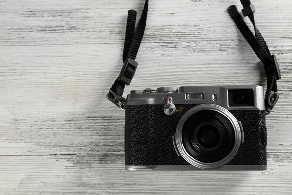 Oude retro camera op houten achtergrond — Stockfoto