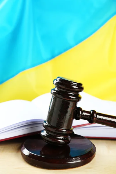 Wooden gavel and flag of Ukraine as background — Stock Photo, Image