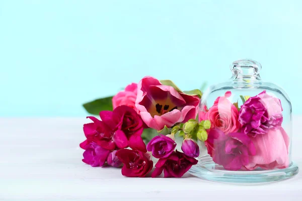 Nádherná skladba s květinami na tyrkysové pozadí — Stock fotografie