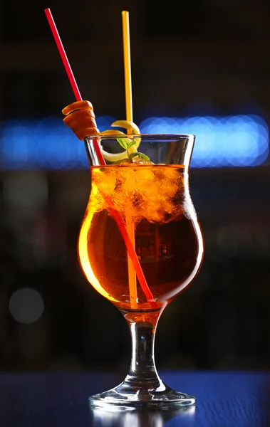Glas van cocktails op bar achtergrond — Stockfoto
