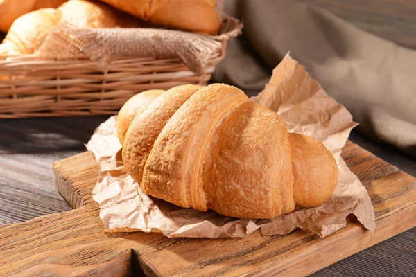 Deliciosos croissants en primer plano de la mesa —  Fotos de Stock