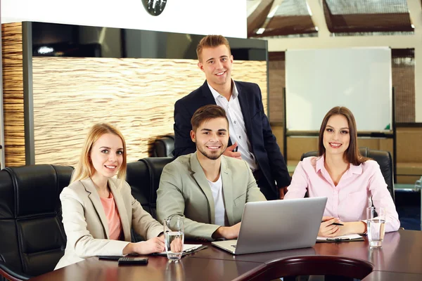 Uomini d'affari che lavorano in sala conferenze — Foto Stock