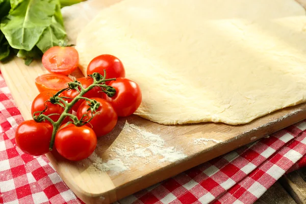 Voedselingrediënten voor pizza op tafel close-up — Stockfoto