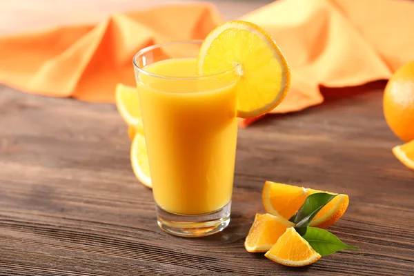 Orangensaft auf dem Tisch in Großaufnahme — Stockfoto