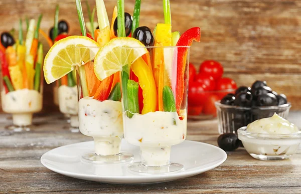 Lanche de verduras em artigos de vidro — Fotografia de Stock