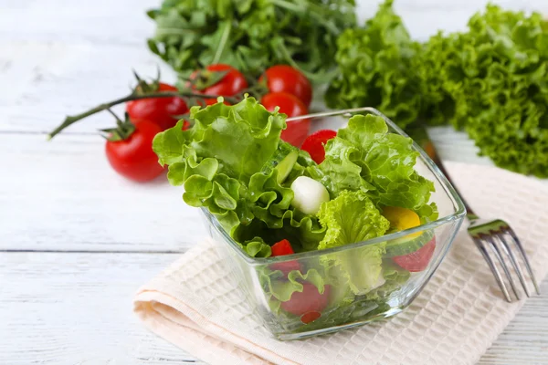 Frischer Gemüsesalat in Schüssel auf dem Tisch in Großaufnahme — Stockfoto