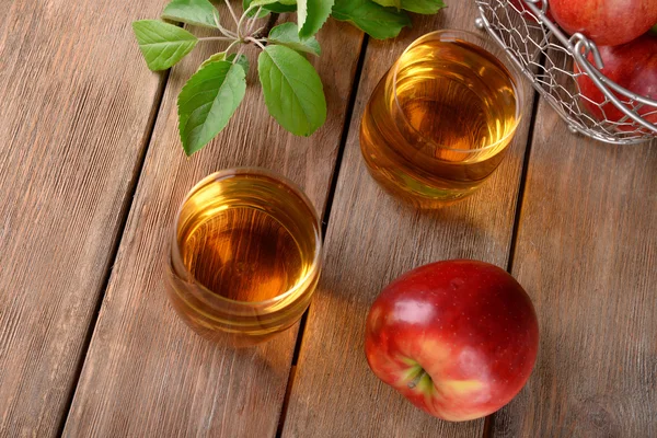 Copos de suco de maçã na mesa de madeira, close-up — Fotografia de Stock