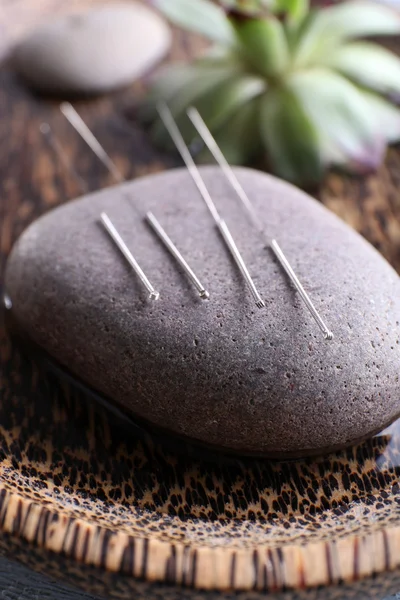 Agujas de acupuntura con piedra de spa — Foto de Stock