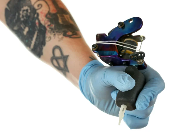 Hand av tatuerare med tatuering maskin isolerad på vit — Stockfoto