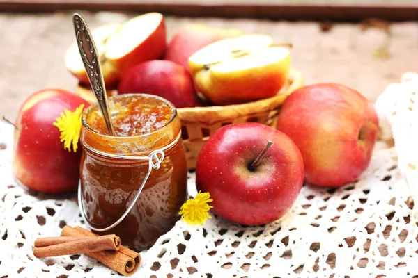 Marmellata di mele in vaso e mele rosse fresche — Foto Stock