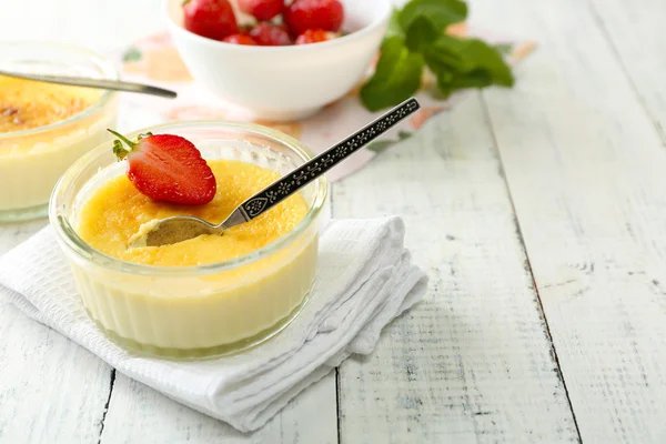 Dessert mit frischen Erdbeeren und Minzblättern — Stockfoto