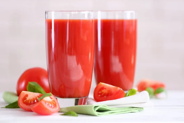 Suco de tomate e tomates frescos — Fotografia de Stock