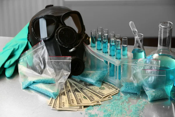 Drug laboratorium: blauwe metamfetamine en geld op tafel close-up — Stockfoto