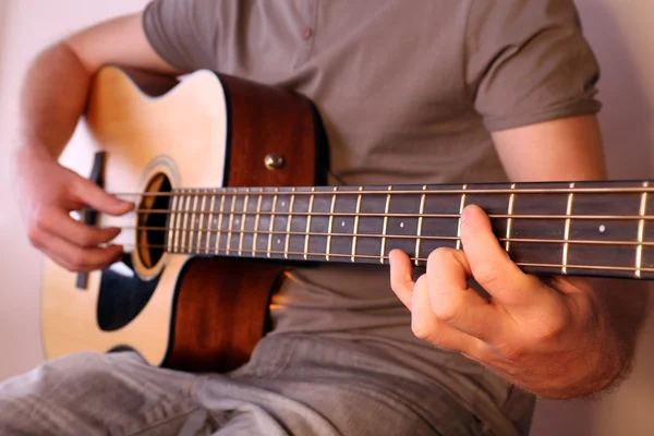 Junger Mann spielt Akustikgitarre aus nächster Nähe — Stockfoto