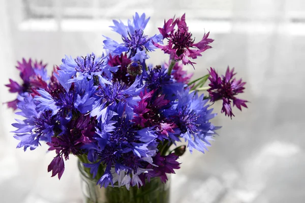 Schöner heller Strauß in der Vase auf Stoffhintergrund — Stockfoto