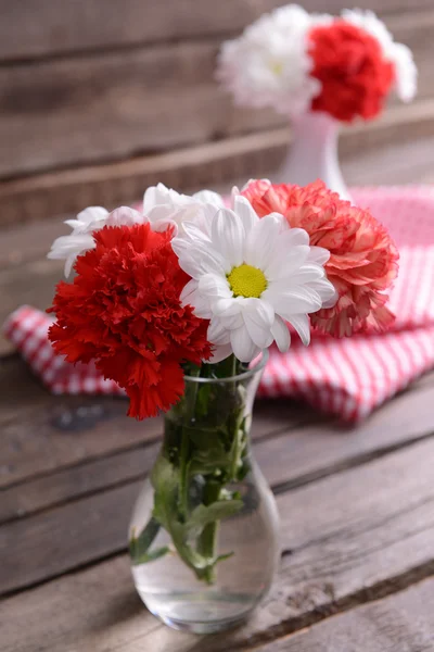 Schöne Blumen in Vasen auf dem Tisch aus nächster Nähe — Stockfoto