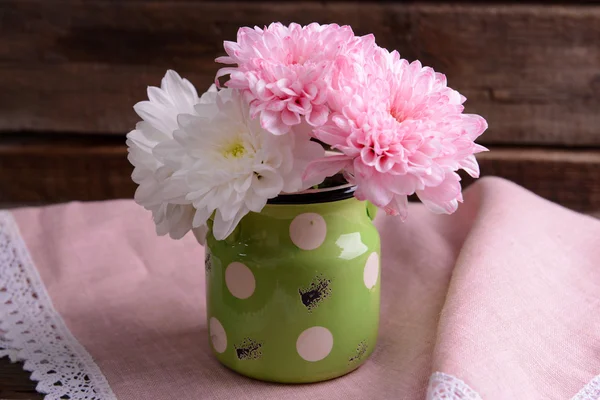 Hermosos crisantemos en jarra sobre fondo de madera —  Fotos de Stock
