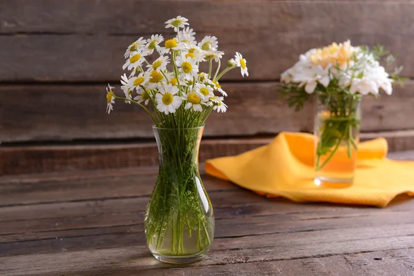 Piękne kwiaty w wazonach na stole z bliska — Zdjęcie stockowe