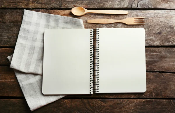 Libro de recetas abierto sobre fondo de madera —  Fotos de Stock