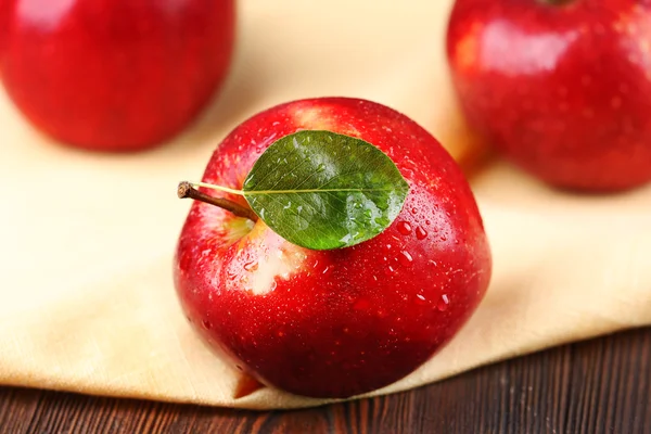 Ripe red apples on table close up — Stock Photo, Image